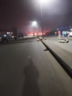 Heavy Tension in bayelsa as APC supporters blocks roads (photos)