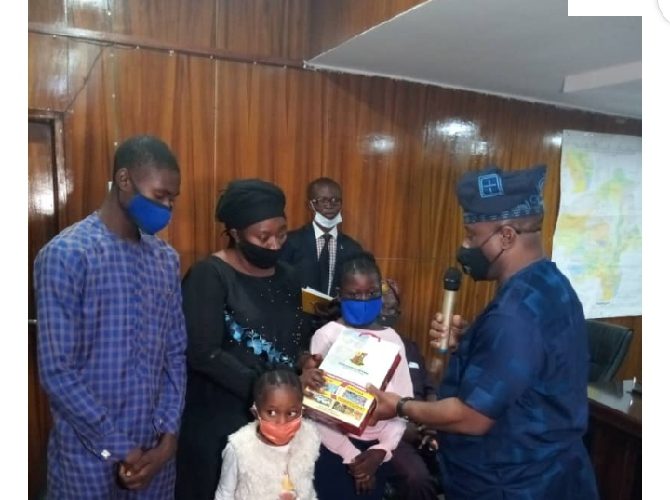 Makinde presents cash to family of late Adegoke in Ogbomoso