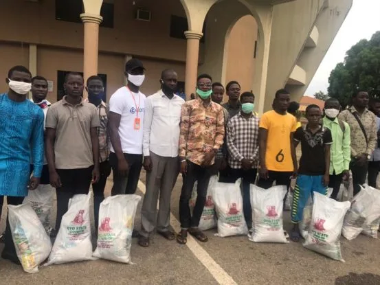 BREAKING: Makinde distributes palliatives to LAUTECH students