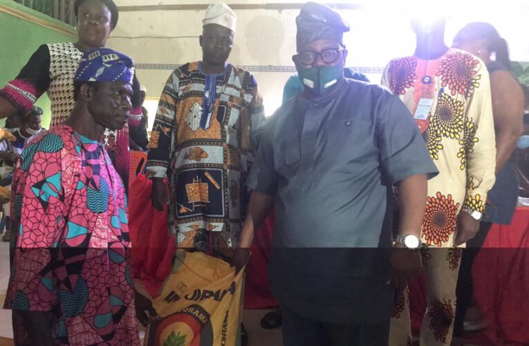 BREAKING: OOT distributes free fertilizers to Ogbomoso South farmers (photos)
