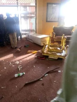 BREAKING: Isiaka-killing: Angry mob set SOUN palace on fire