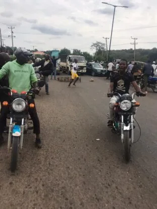 #EndSARS: Motorists groan as protesters block Ogbomoso, Ibadan major roads