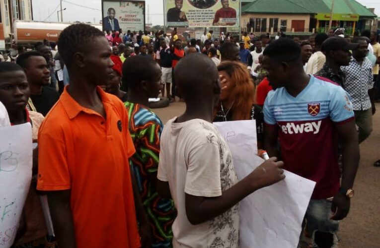 #EndSARS: Motorists groan as protesters block Ogbomoso, Ibadan major roads