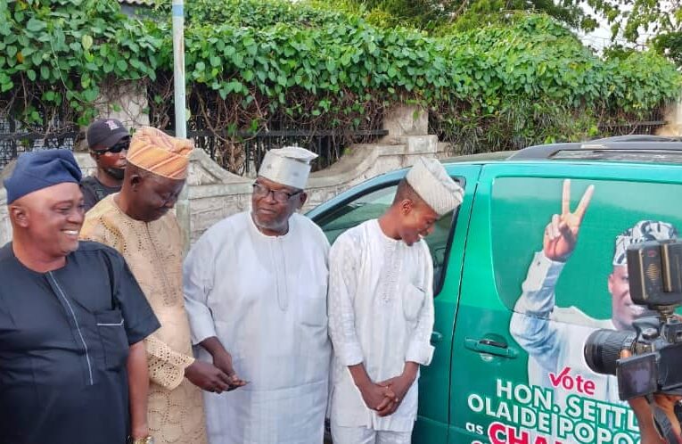 Akeem Olatunji presents bus to Oluyole Chairmanship candidate, Hon. Settle