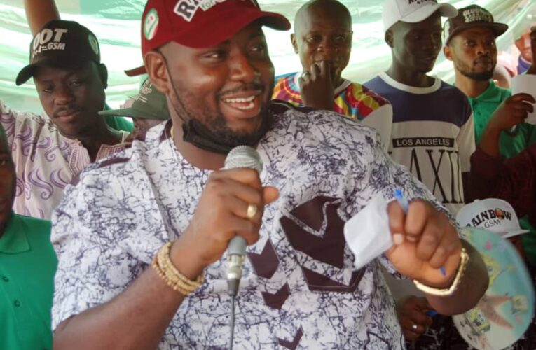 Hon. John Oke Ph.D distributes NECO forms to PDP members, Ogbomoso constituents