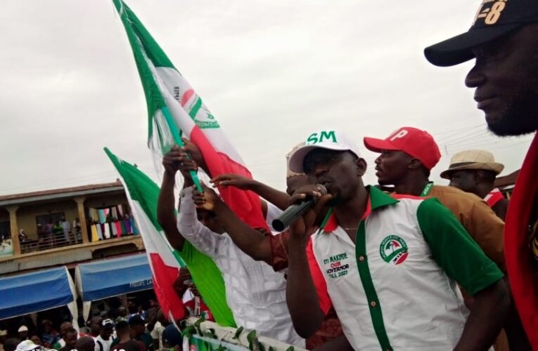 LG election: Oyo PDP presents party flags to 3 Chairmanship candidates in Igboho