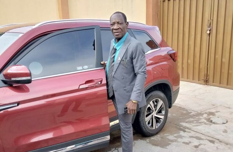 John Oke (Ph.D) felicitates LGSC boss at 71