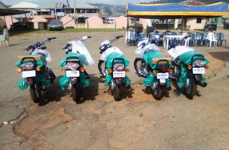 Iseyin LG Chairman, Abilawon, Distributes Motorcycles To Local Hunters To Combat Insecurity