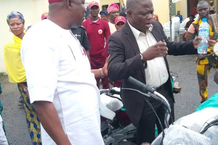 Insecurity: Ibarapa East LG boss, Obalowo equips local security agents