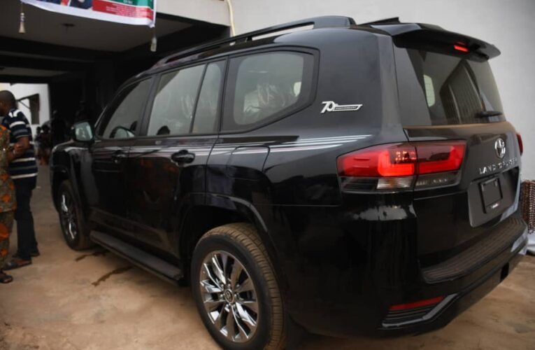 JUST IN: Hours To Installation Ceremony, Makinde Presents Toyota Land Cruiser SUV,JAC pick-up To Olubadan-Designate 