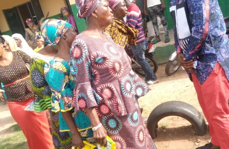 BSQUARE distributes staple foods to PDP members in Ogbomoso North