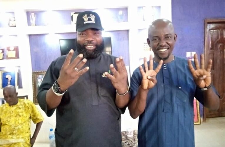 2023: Akeem Olatunji shows sportsmanship, receives Oluyole House of Reps candidate, JAGABAN 