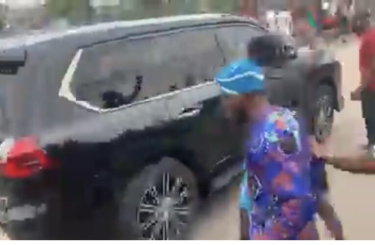 VIDEO: Angry mob haul stones on Gov. Oyetola’s convoy 