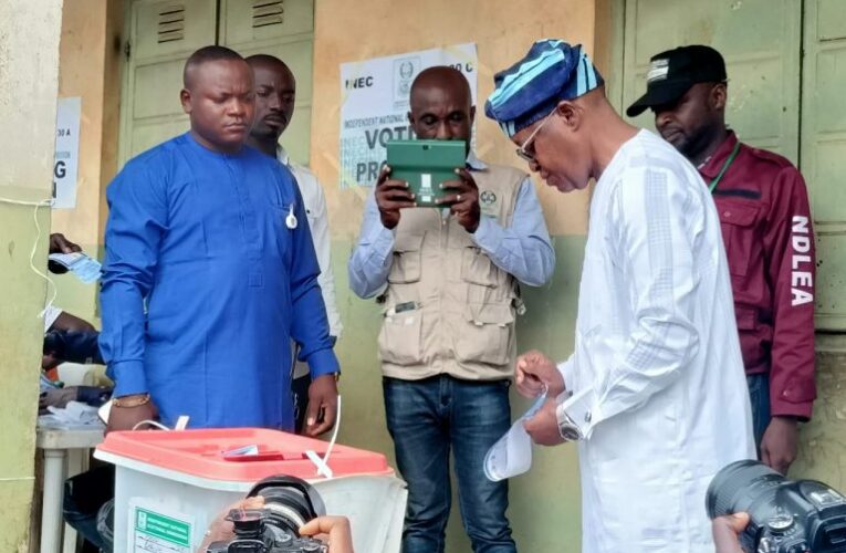 PHOTOS: Governor Gboyega Oyetola, wife Oyefunke cast votes at polling unit in Iragbiji