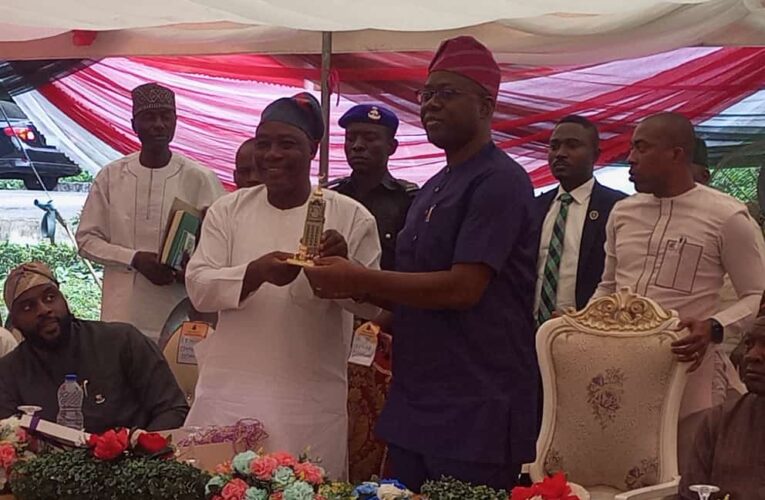 PHOTONEWS: Oyo Governor, Deputy exchange gift at Hijrah 1444 Luncheon 