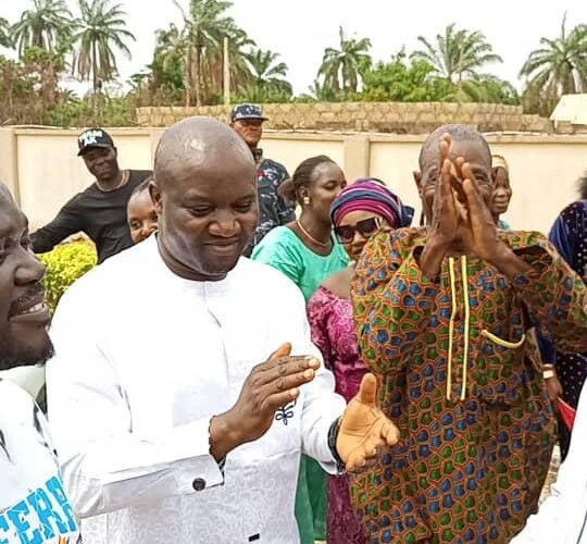 Akinlayo donates N500,000 to support community project 