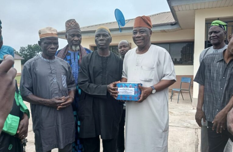 2023: Oorelope Muslim community visits Bayo Lawal, presents him Quran