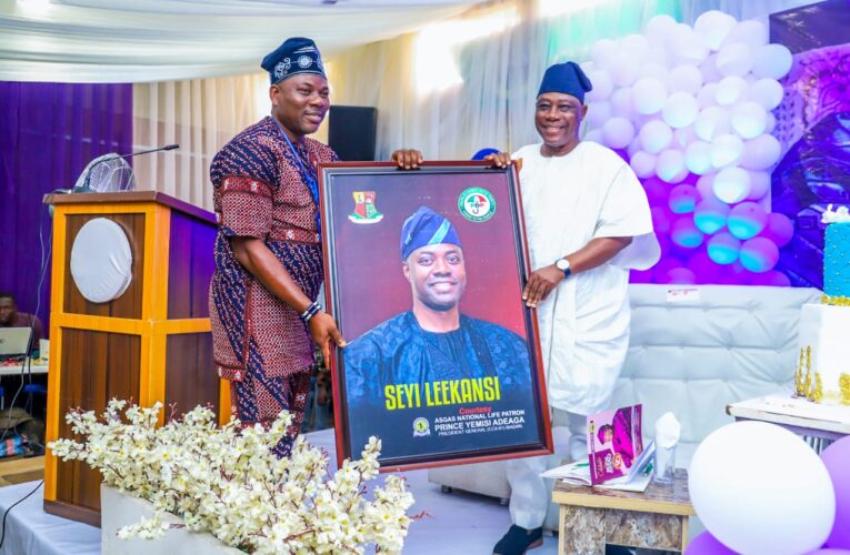 VIDEO: Ladoja, CCII give Bayo Lawal rousing welcome, present him ‘SeyiLekansi’ frame  