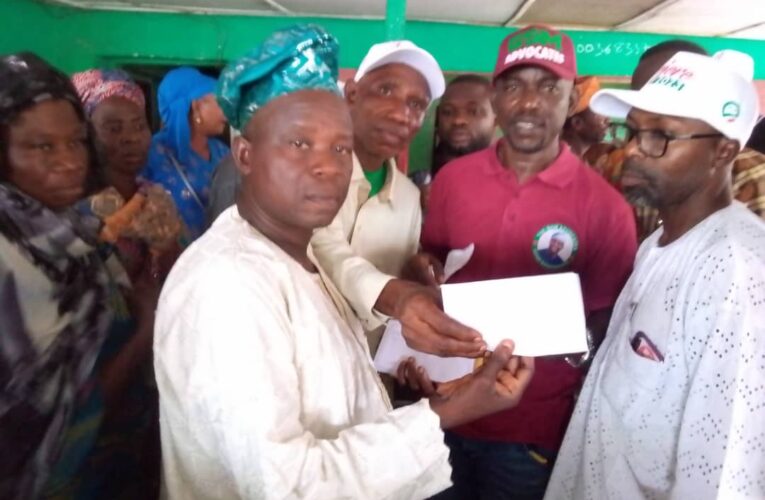Again, Akeem Olatunji harvests 100 APC, ADC members, empowers 40 widows