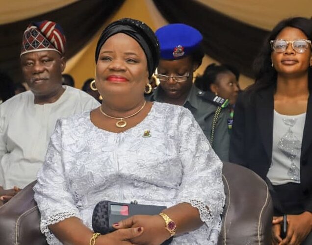 VIDEO: Excitement as wife of Oyo deputy governor distributes staple food to over 100 widows