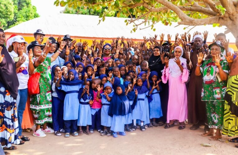 Omituntun 2.0: Jubilation as wife of Oyo deputy gov donates school materials, cash to orphanage home in Kishi