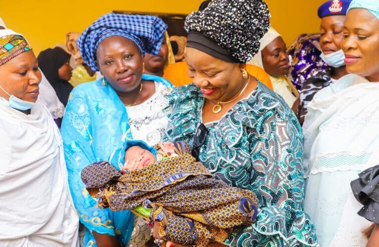 2023: Excitement as Wife of Oyo Deputy Governor welcomes new Year babies with gift, cash in Kishi