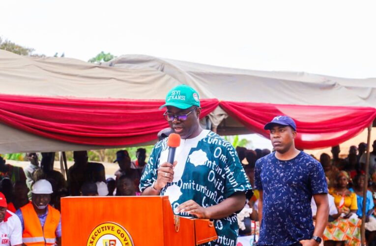 Naira/Fuel scarcity: Makinde deploys free buses in Oyo, says govt won’t condone violent protests