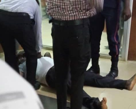 Man dies inside Bank after several hours to withdraw cash 