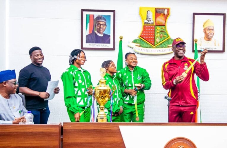 Delta 2022: Makinde hosts Team Oyo, gifts Nairas and Dollars to high-flying athletes, coaches