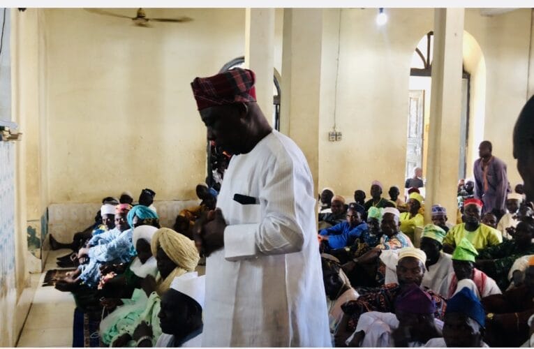 VIDEO: Excitement as Oyo deputy gov observes Juma’t service at Kishi central mosque