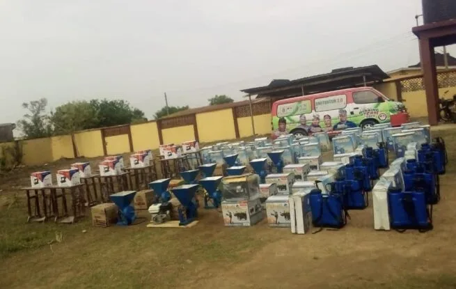 Ogo-Oluwa State Lawmaker, Oyeleke Rallies Support For Makinde, State Assembly Candidate Adeoye As He Distributes Empowerment Materials To Constituents