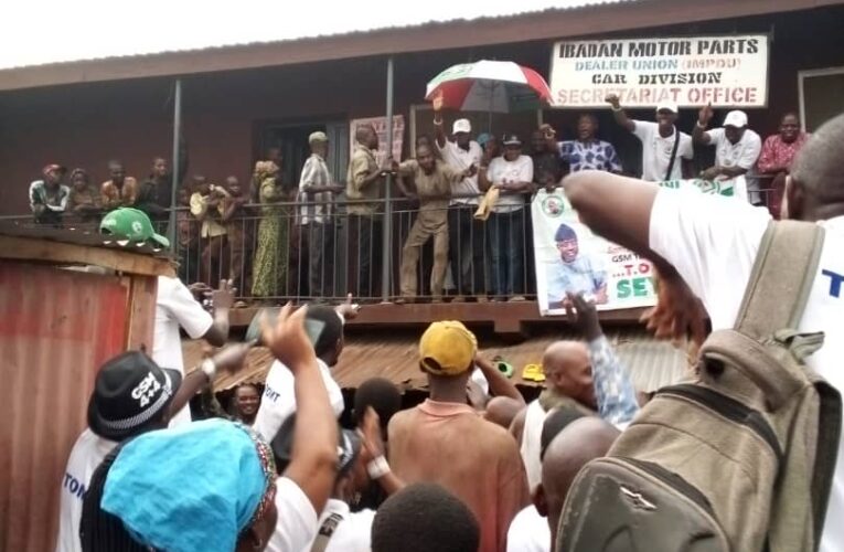 PHOTOS: TOMT Takes One-on-One Campaign To Ibadan Markets for Makinde’s re-election bid 