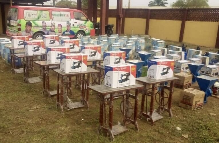 Ogo-Oluwa State Lawmaker, Oyeleke Rallies Support For Makinde, State Assembly Candidate Adeoye As He Distributes Empowerment Materials To Constituents