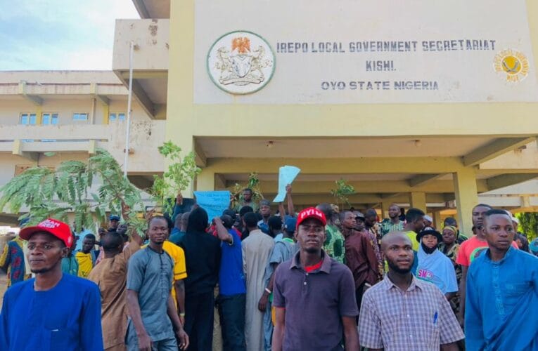 VIDEO: Angry PDP leaders, youth lock Irepo LG secretariat, call for Santana led Council dissolution 