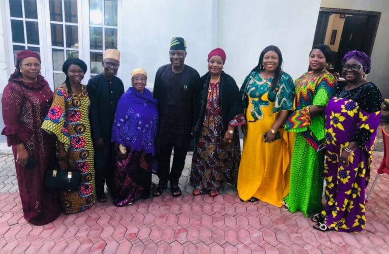 Oyo commissioners’ wives pay congratulatory visit to Bayo Lawal, wife