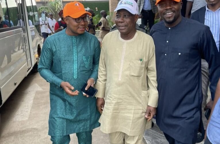 Olopoenian, Tanwa felicitate with Bayo Lawal on birthday
