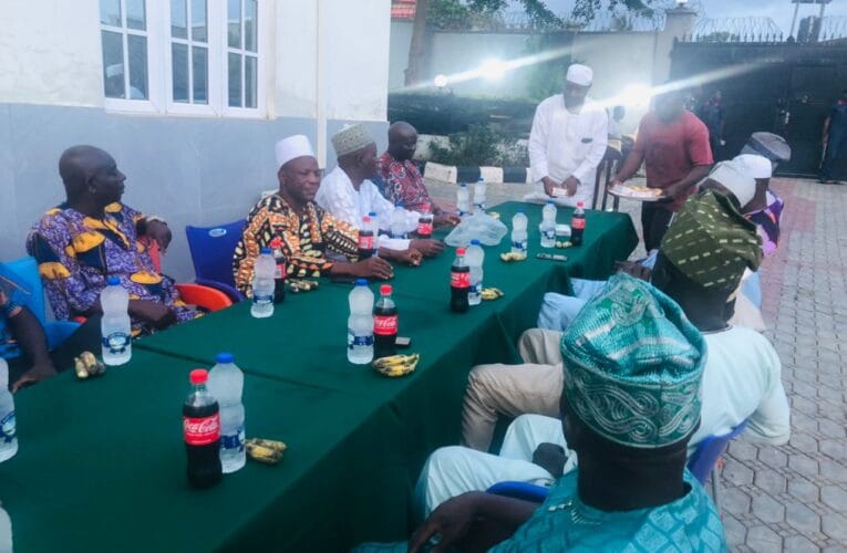 VIDEO: Excitement as ‘Seyi Lekansi’ Group breaks Ramadan fast with Grand patron, Bayo Lawal 