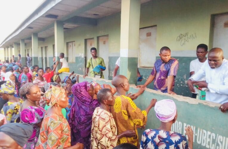 Ramadan/Easter: Booda Sunday Adeyemo donates staple foods to over 1000 constituents in Ogbomoso South