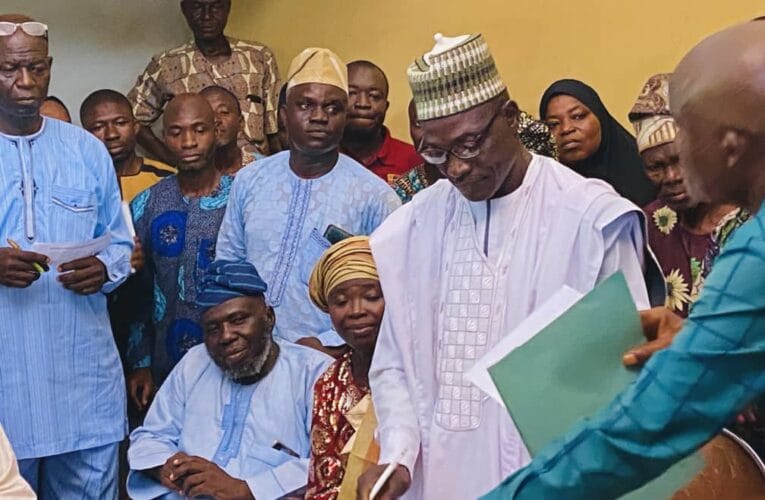 VIDEO: Mammoth crowd as Irepo Vice-chairman sworn-in following Santana’s suspension 
