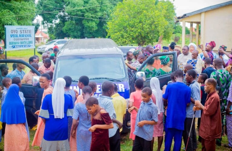 Wolekanle Donates Bus, Solar Powered Street Light to Blind Centre in Ogbomoso 