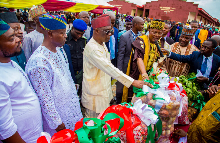 Makinde commissions Ultra-modern farmers’s market complex & market’s central mosque in Akinyele 