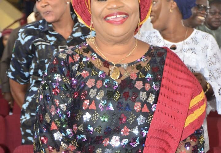 Wife of Oyo deputy gov honors former Ag. Housing General Manager, Kayode in Ogbomoso 