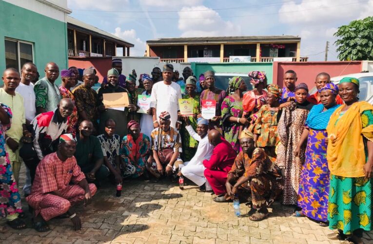 Ogbomoso North PDP Local & Ward Excos, Stakeholders throw weight behind Kabir Ayoade for 2nd term, accompany him to pick form