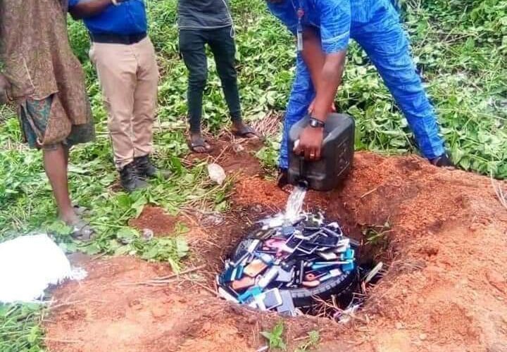PHOTONEWS: Polybadan Burns Students’ Handsets Confiscated During Examination