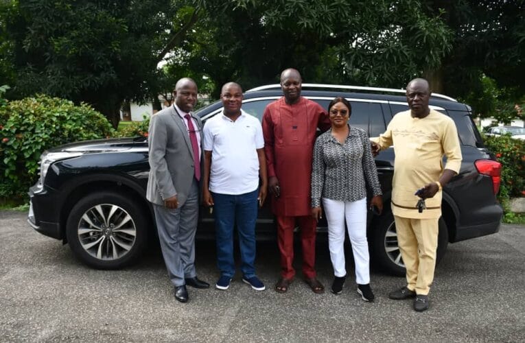 PHOTOS: Makinde Presents Cars To Ace Journalists In Ibadan 