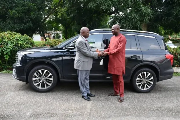 PHOTOS: Makinde Presents Cars To Ace Journalists In Ibadan 