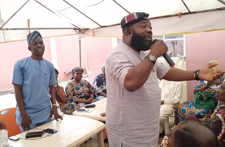 2024 LG Poll: Mogbonjubola, Olatunji Empower PDP Members In Oluyole With Cash, Vow To Deliver LG