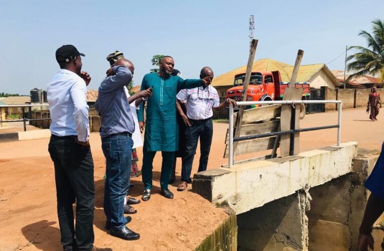 PHOTOS: Ogbomoso North LG Boss visits Ogbegun road for an on-spot assessment 