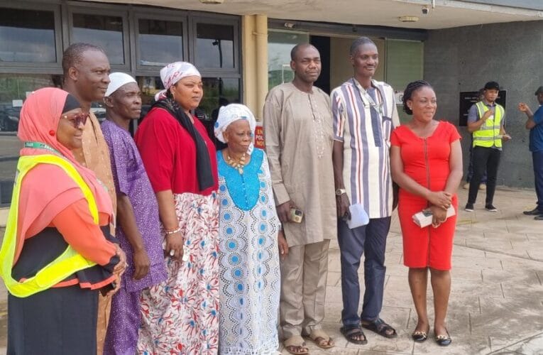 Asiwaju Oloja in Oyo state, Titilola Raimi introduces Azeezat Abeo as newly appointed Oyo Iyaloja General 