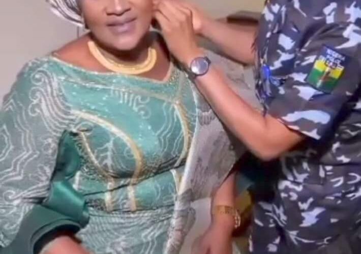 Photo Of A Policewoman Assisting Osun First Lady With Earrings Goes Viral 